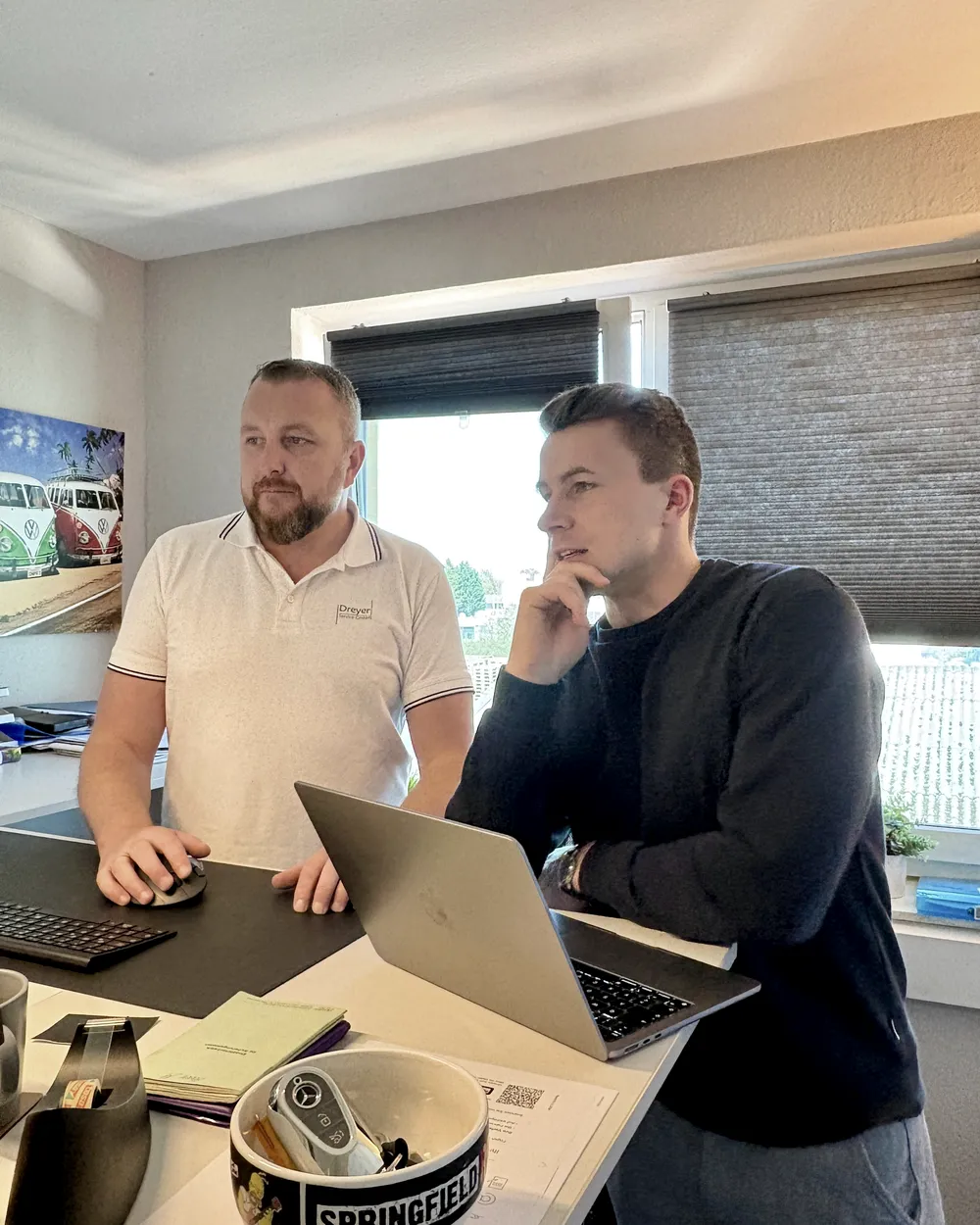 Carl Wiesemann und ein Kunde besprechen Abläufe gemeinsam am Laptop