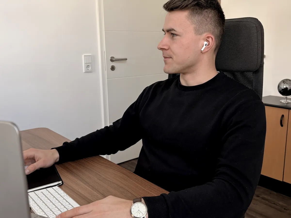 Carl Wiesemann working at his desk in the Ainteg office in Fritzlar, Germany